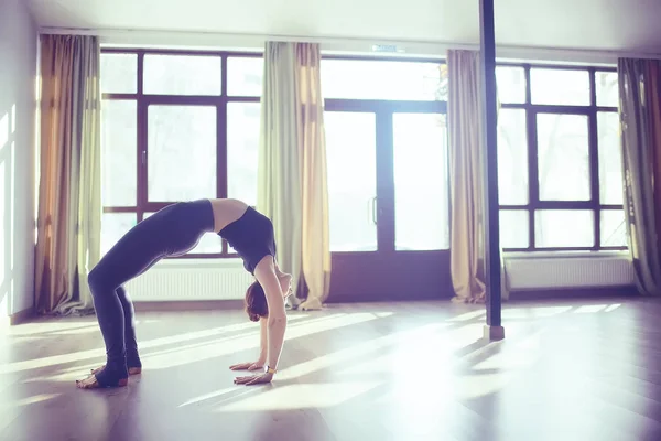 Mujer Joven Flexible Haciendo Yoga Gimnasio Concepto Estilo Vida Saludable — Foto de Stock