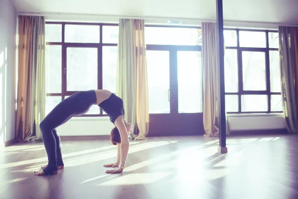 Junge Und Flexible Frau Beim Yoga Fitnessstudio Gesundes Lebensstilkonzept — Stockfoto