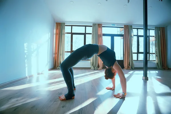 Yogaövning För Balansen Yoga Tränare Visar Balans Pose Vacker Sportig — Stockfoto