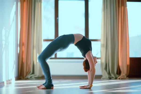Jonge Flexibele Vrouw Doen Yoga Sportschool Bridge Oefening — Stockfoto