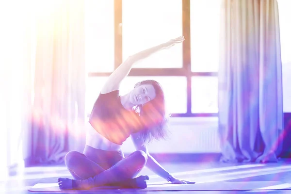 Junge Flexible Frau Turnt Fitnessstudio Stretching Gesunder Körper Sporttraining — Stockfoto