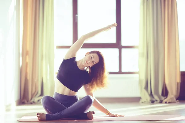 Yoga Gleichgewichtsübung Yoga Trainerin Zeigt Gleichgewichtspose Schöne Sportliche Anmutige Frau — Stockfoto