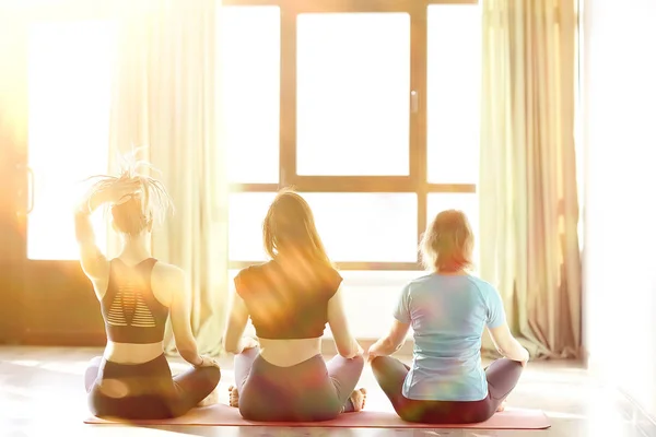 年轻和灵活的妇女在健身房做瑜伽 — 图库照片