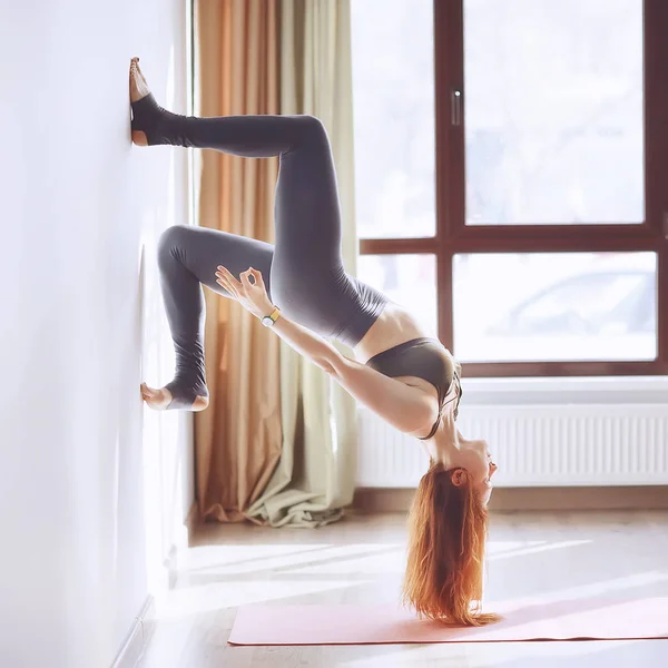 Mujer Joven Flexible Haciendo Yoga Gimnasio Concepto Estilo Vida Saludable — Foto de Stock