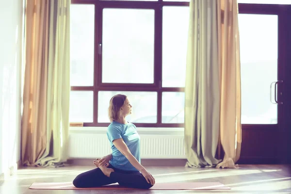 Wanita Langsing Melakukan Latihan Peregangan Gym Keseimbangan Yoga — Stok Foto