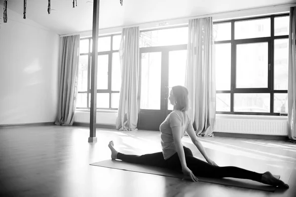 Mujer Delgada Haciendo Ejercicio Estiramiento Gimnasio Equilibrio Yoga —  Fotos de Stock