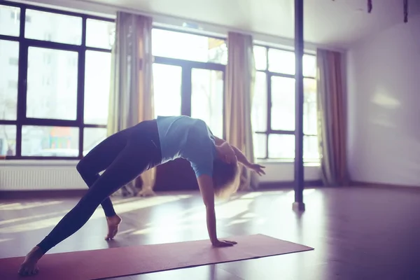 Yogaövning För Balansen Yoga Tränare Visar Balans Pose Vacker Sportig — Stockfoto