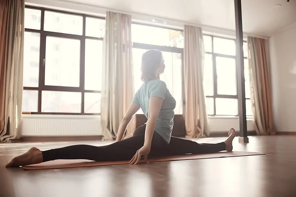 苗条的妇女做伸展运动在健身房 瑜伽平衡 — 图库照片