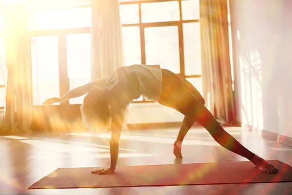 Junge Und Flexible Frau Macht Yoga Fitnessstudio Brückenübung — Stockfoto