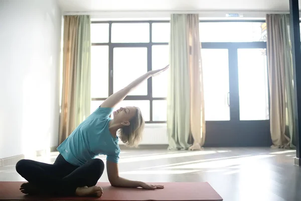 Schlanke Frau Beim Stretching Fitnessstudio Yoga Balance — Stockfoto