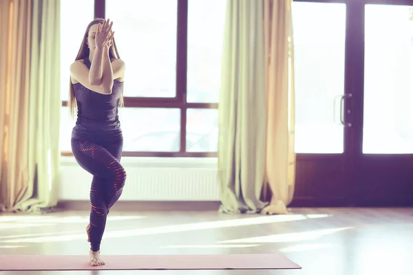 Yoga Balance Exercise Yoga Coach Shows Balance Pose Beautiful Sporty — Stock Photo, Image