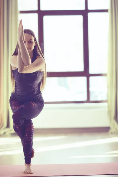 Smal Kvinna Gör Stretching Övning Gym Yoga Balans — Stockfoto