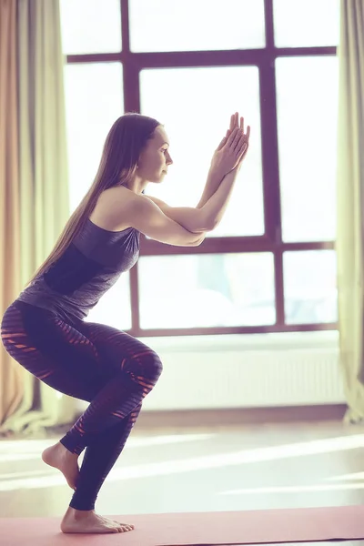 Yoga Balance Exercise Yoga Coach Shows Balance Pose Beautiful Sporty — Stock Photo, Image