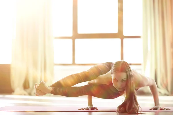 Mujer Joven Flexible Haciendo Yoga Gimnasio — Foto de Stock
