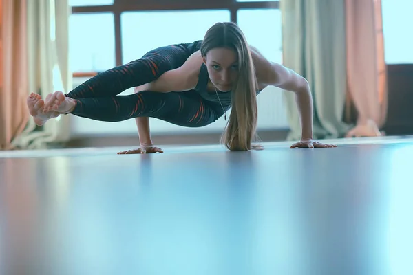 Yoga Denge Egzersiz Yoga Koç Denge Poz Gösterir Spor Salonunda — Stok fotoğraf