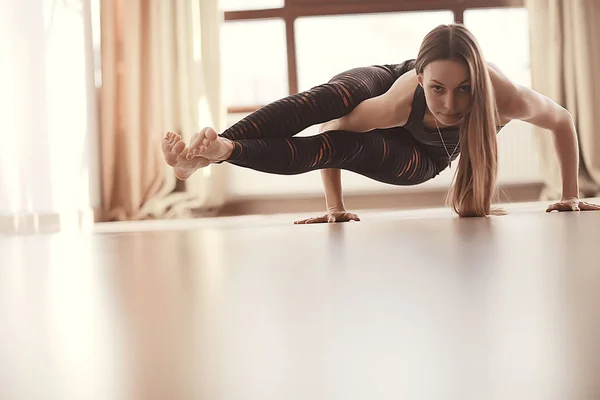 若くて柔軟な女性の健康的なライフ スタイルのコンセプトのジムでヨガ — ストック写真