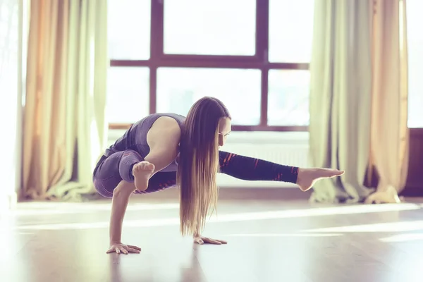 Junge Flexible Frau Turnt Fitnessstudio Stretching Gesunder Körper Sporttraining — Stockfoto