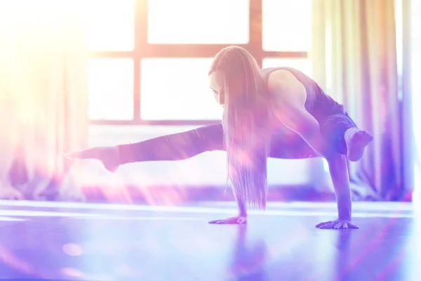 Unga Och Flexibel Kvinna Gör Yoga Gym Hälsosam Livsstilskoncept — Stockfoto