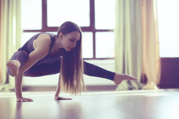 Wanita Muda Dan Fleksibel Melakukan Yoga Gym Konsep Gaya Hidup — Stok Foto