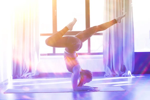 年轻和灵活的妇女在健身房做瑜伽 健康的生活方式概念 — 图库照片