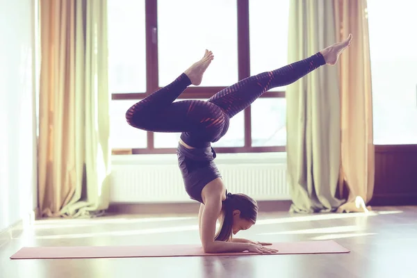 Wanita Muda Dan Fleksibel Melakukan Yoga Gym — Stok Foto