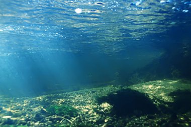 Sualtı dağ açık nehir, sualtı fotoğraf bir tatlı su Nehri, hızlı geçerli havada su, sualtı ekosistem manzara kabarcıklar.
