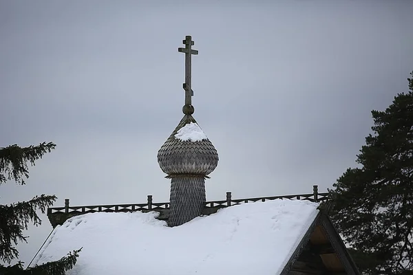 俄罗斯乡村的木制房屋 木结构建筑 俄罗斯乡村的冬季景观 — 图库照片