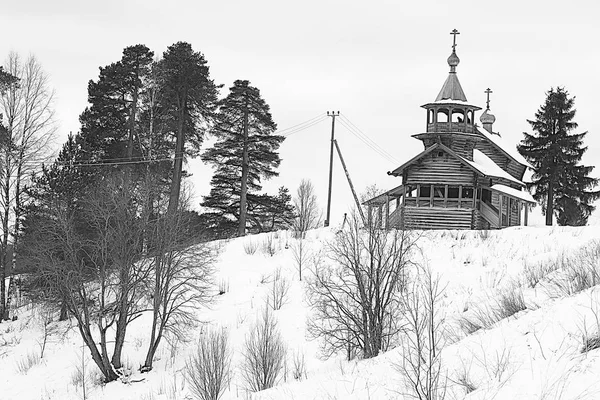 雪に覆われた森 冬の風景の木造教会 — ストック写真