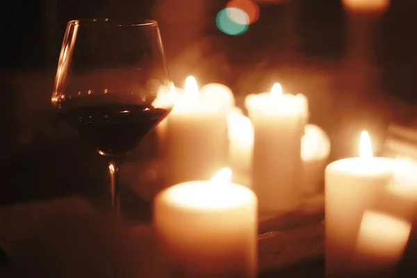 Rotweinglas Servieren Romantisches Abendessen Inneren Des Restaurants Tisch Mit Einem — Stockfoto