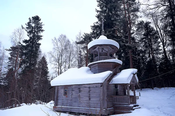 Деревянная Церковь Заснеженном Лесу Зимний Пейзаж — стоковое фото