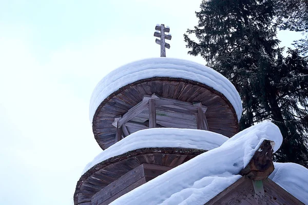 俄罗斯乡村的木制房屋 木结构建筑 俄罗斯乡村的冬季景观 — 图库照片