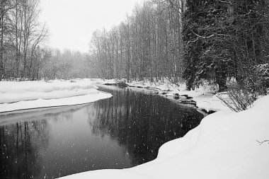 nehir ve karlı alan, panoramik manzara kış siste
