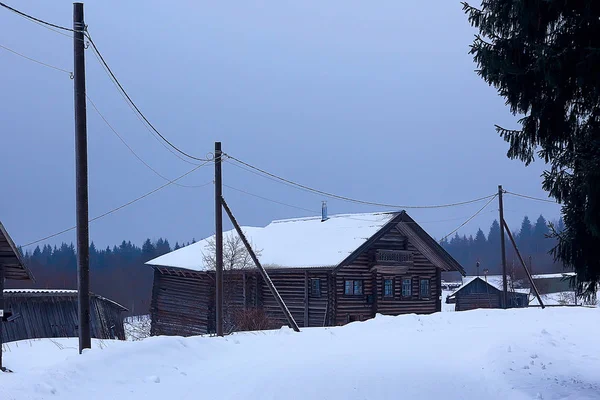 白雪皑皑的冬季景观和古老的木制教堂 — 图库照片