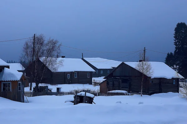 ロシアの田園地帯 木造建築 ロシアの村の冬の風景の木造住宅 — ストック写真