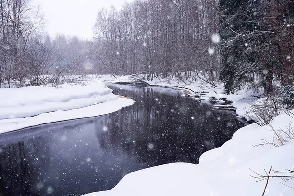 Fluss Und Verschneites Feld Winternebel Panoramischer Landschaft — Stockfoto