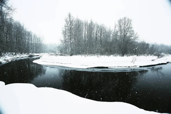 Folyó Havas Téli Köd Panorámás Táj Mezőben — Stock Fotó