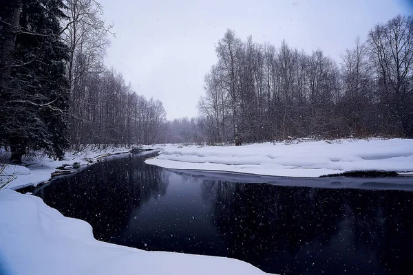 Река Снежное Поле Зимний Туман Панорамном Пейзаже — стоковое фото