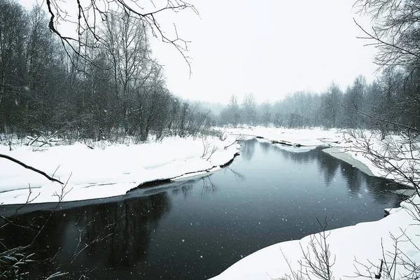 Floden Och Snöiga Fältet Vintern Mist Panoramautsikt Över Landskapet — Stockfoto