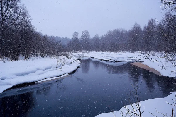 Rivière Champ Neigeux Brume Hivernale Dans Paysage Panoramique — Photo