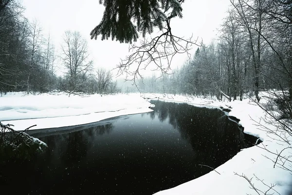 Rio Campo Nevado Névoa Inverno Paisagem Panorâmica — Fotografia de Stock