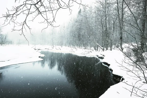 Rivier Besneeuwd Veld Winter Mist Panorama Landschap — Stockfoto