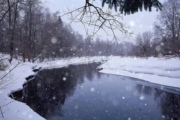 Řeka Zasněžené Pole Zimní Mlhy Panoramatické Krajiny — Stock fotografie