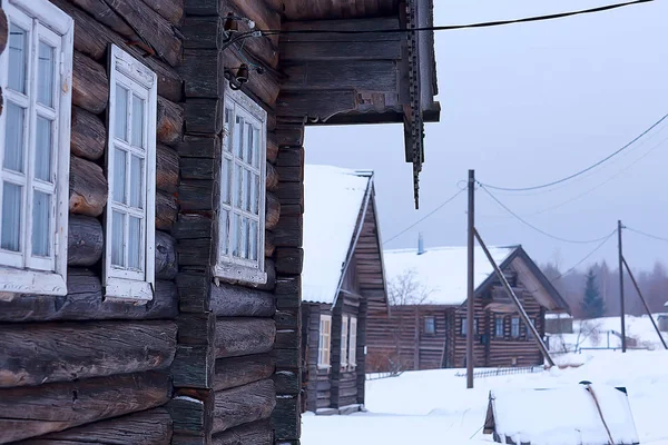 Wooden houses of the Russian countryside, wooden architecture, winter landscape in Russian village — Stock Image Wooden Houses Russian Countryside Wooden Architecture Winter Landscape Russian Village Stock Picture