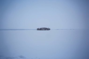 karlı kış manzara ve eski ahşap kilise