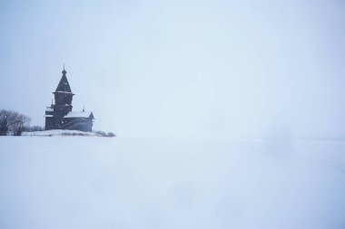 karlı kış manzara ve eski ahşap kilise