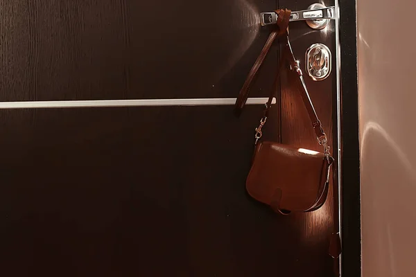 Kvinnliga Handväska Vid Dörren Närbild — Stockfoto