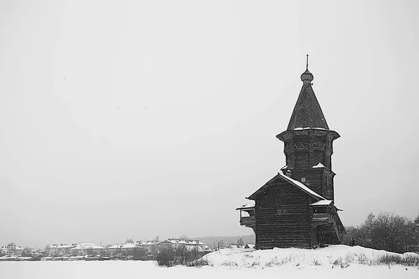 雪に覆われた冬の風景と古い木造の教会 — ストック写真
