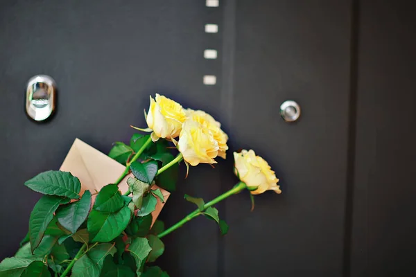 Желтые Розы Букет Цветов Двери — стоковое фото
