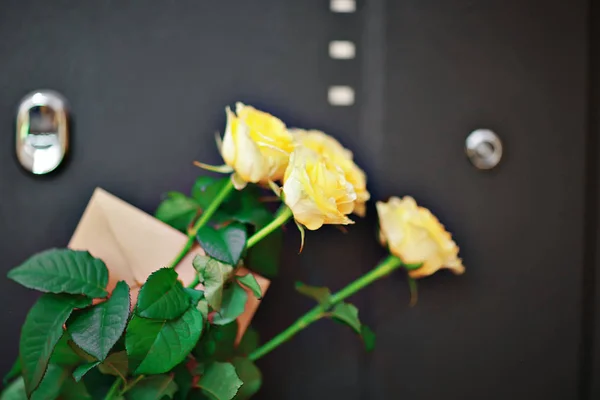 Rosas Amarelas Buquê Flores Contra Porta — Fotografia de Stock