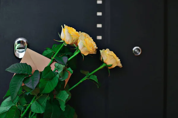 Gelbe Rosen Blumenstrauß Vor Der Tür — Stockfoto